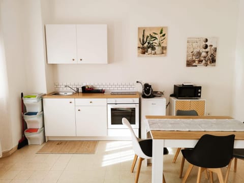 Day, Kitchen or kitchenette, Living room, Seating area, Dining area, Time of day