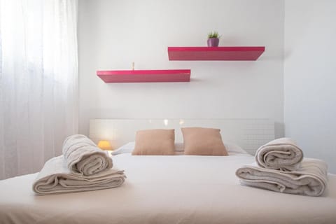 Bed, Photo of the whole room, Bedroom, towels