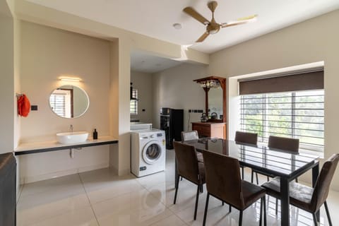 Kitchen or kitchenette, Living room, Seating area, Dining area, washing machine, dryer