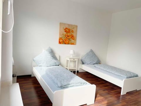 Bed, Photo of the whole room, Seating area