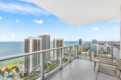 View (from property/room), Balcony/Terrace, City view, Sea view