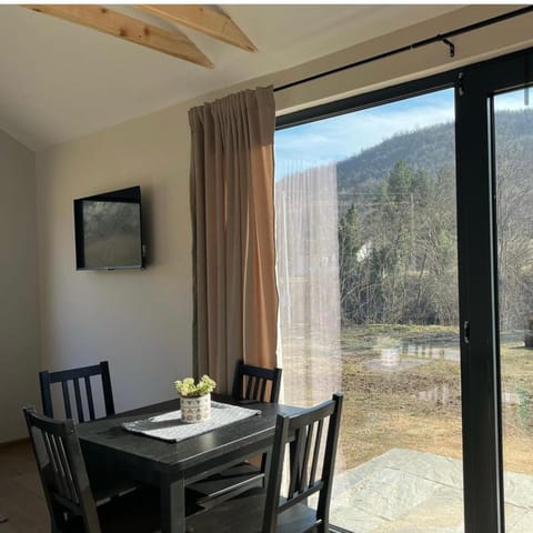 TV and multimedia, Dining area, Mountain view, River view