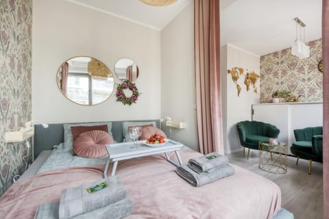 Bed, Photo of the whole room, Seating area, Bedroom