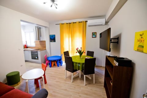 Communal lounge/ TV room, TV and multimedia, Kitchen or kitchenette, Living room, Seating area, Dining area, Evening entertainment, minibar, pet friendly, air conditioner