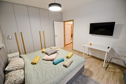 Bed, TV and multimedia, Photo of the whole room, Seating area, Bedroom, hair dresser, towels