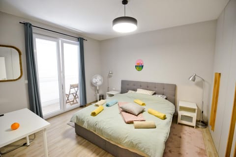 Bed, Photo of the whole room, Seating area, Bedroom, towels