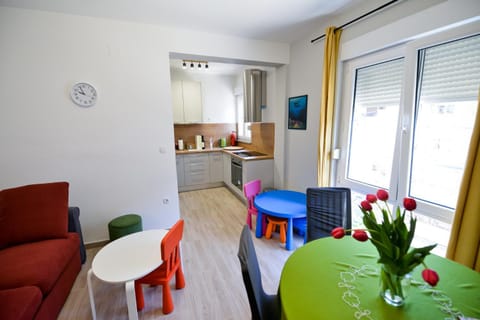 Kitchen or kitchenette, Living room, Seating area, Dining area