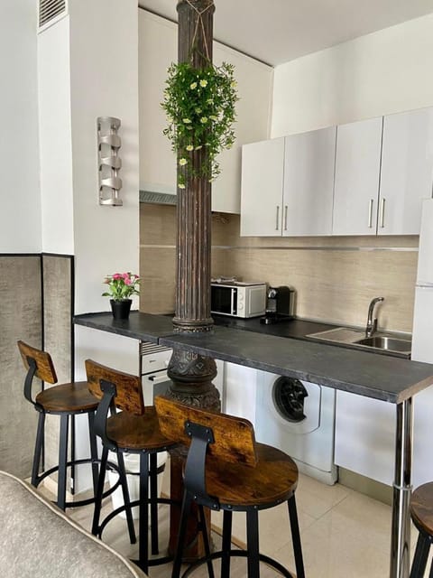 Kitchen or kitchenette, Dining area, minibar, pet friendly