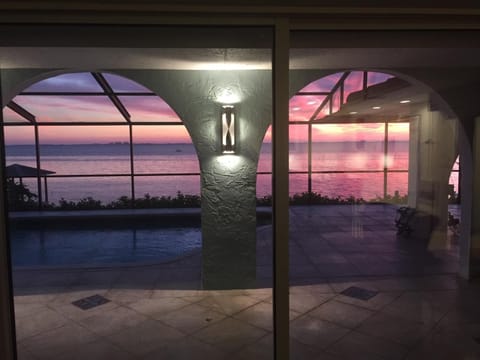 Waterfront Paradise-Heated pool, AMAZING Sunsets! House in Bayshore Gardens