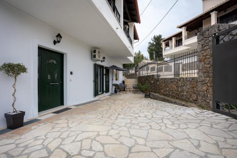 Property building, Patio, Day, Neighbourhood, Street view, Parking