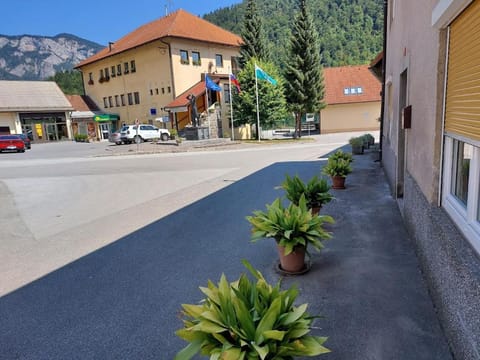 Neighbourhood, Street view