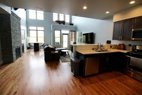 Luxury On the River, Downtown River Balcony STR513 House in Salida