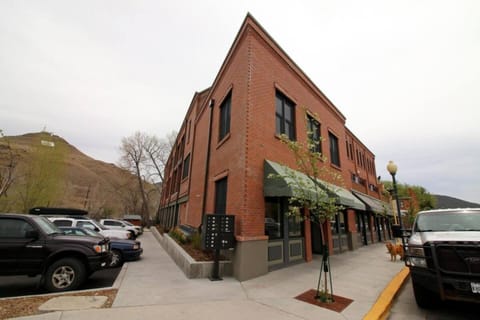 Luxury On the River, Downtown River Balcony STR513 House in Salida