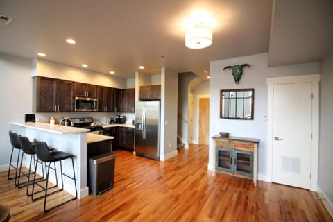 Luxury On the River, Downtown River Balcony STR513 House in Salida