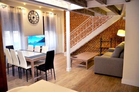 TV and multimedia, Living room, Seating area, Dining area