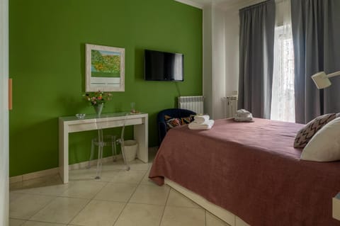 Bed, TV and multimedia, Photo of the whole room, Bedroom, hair dresser