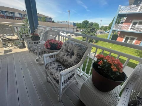 BEAUTIFUL COZY CONDO with POOLS/GYM-SELF CHECK-IN Apartment in Lincoln