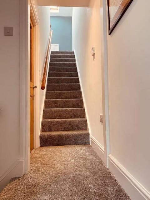 Luxury 2 bed apt 4 mins from M6 J44 pet friendly, Apartment in Carlisle