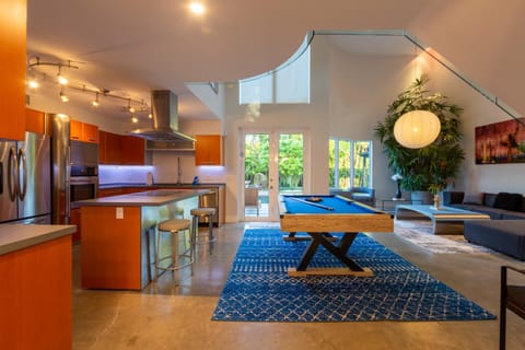 Billiard, Living room, Dining area, minibar, pet friendly