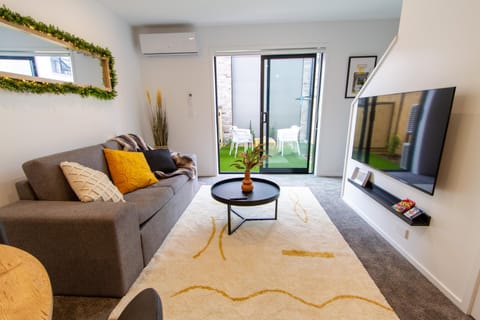 Garden, TV and multimedia, Living room, Decorative detail, Seating area, Evening entertainment, Garden view, air conditioner