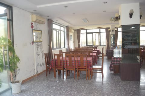 Restaurant/places to eat, Banquet/Function facilities, Seating area