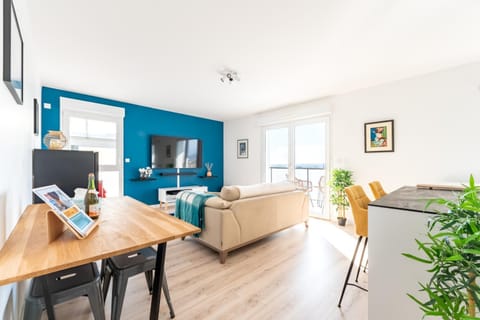 Day, Living room, Business facilities, Decorative detail, Dining area, Dinner