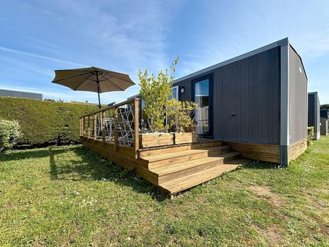 Mobile-home Grand Confort 4 pers, 2 ch, 2 sdb, plage, piscine, fitness, terrasse - Jullouville - FR-1-361A-57 House in Jullouville