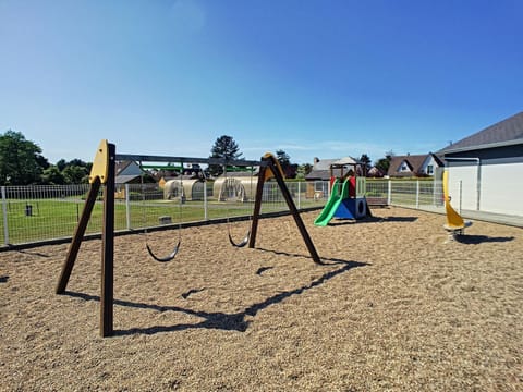 Mobile-home Grand Confort 4 pers, 2 ch, 2 sdb, plage, piscine, fitness, terrasse - Jullouville - FR-1-361A-57 House in Jullouville