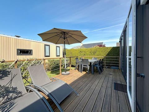 Mobile-home Grand Confort 4 pers, 2 ch, 2 sdb, plage, piscine, fitness, terrasse - Jullouville - FR-1-361A-57 House in Jullouville