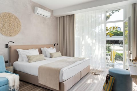 Property building, Bed, Living room, Photo of the whole room, Seating area, Bedroom, air conditioner