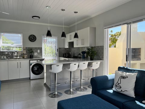 Kitchen or kitchenette, Living room, Seating area, Dining area, minibar, pet friendly, stove, washing machine