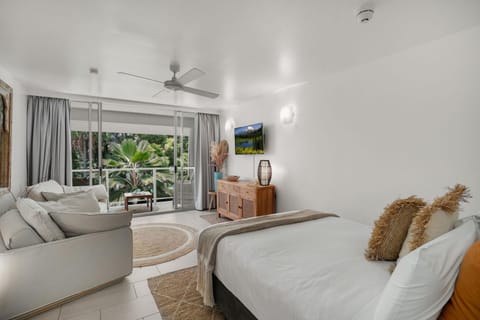 TV and multimedia, Seating area, Bedroom, air conditioner