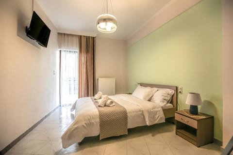 Bed, TV and multimedia, Photo of the whole room, Bedroom, towels