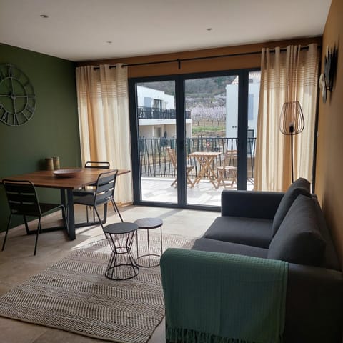 Living room, Seating area, Dining area