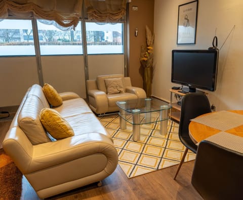 Communal lounge/ TV room, TV and multimedia, Living room, Seating area, Evening entertainment