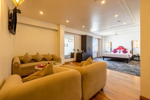 Bed, TV and multimedia, Coffee/tea facilities, Photo of the whole room, Seating area, Bedroom, City view, wardrobe