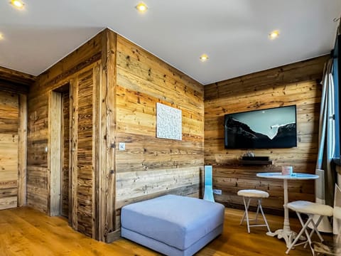 Communal lounge/ TV room, Bed, TV and multimedia, Living room, Photo of the whole room, Seating area, Evening entertainment, Bedroom, hair dresser