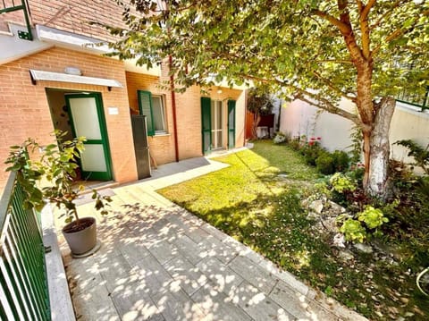 Malù apartment, wifi, private parking and garden in centre Apartment in Sirolo