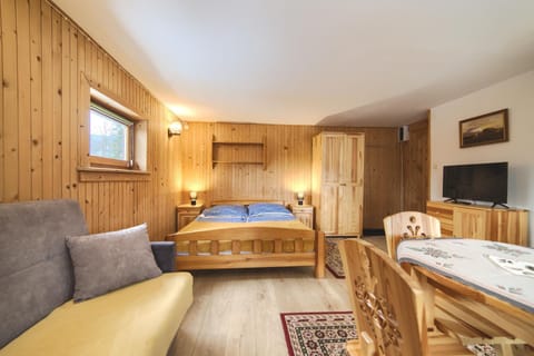 Bed, Photo of the whole room, Seating area, Dining area, Bedroom
