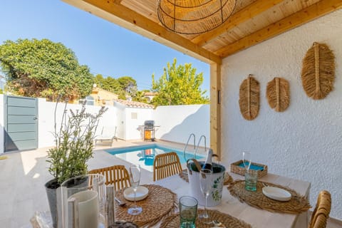 Property building, Balcony/Terrace, Living room