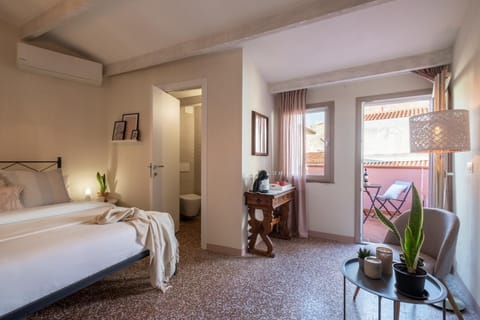 Coffee/tea facilities, Balcony/Terrace, Photo of the whole room, Bedroom, air conditioner