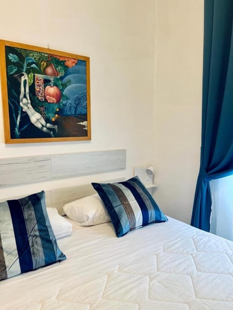 Bed, Photo of the whole room, Decorative detail, Bedroom