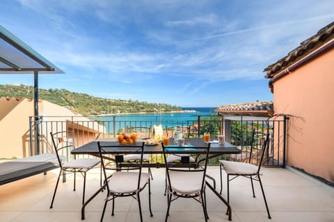 View (from property/room), Balcony/Terrace, Seating area, Dining area, Sea view