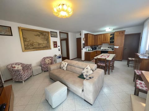 Kitchen or kitchenette, Seating area, Dining area