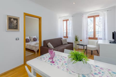 TV and multimedia, Living room, Photo of the whole room, Seating area, Dining area, Bedroom