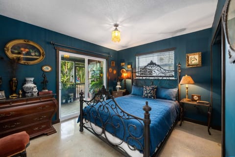 Bed, TV and multimedia, Living room, Photo of the whole room, Seating area, Bedroom