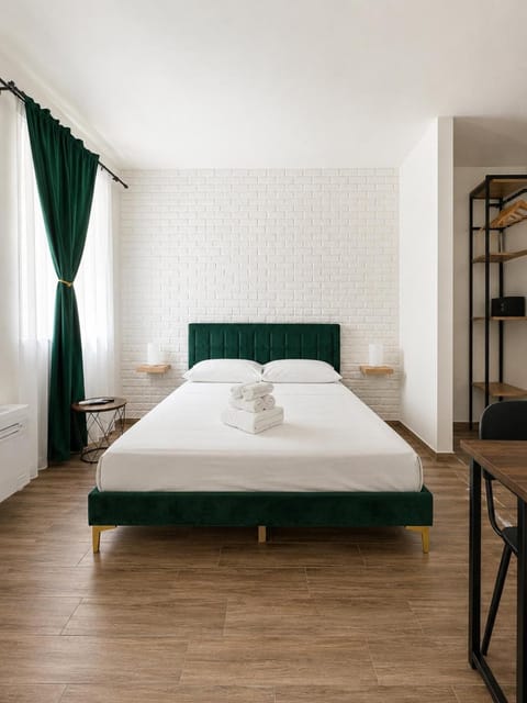 Bed, Photo of the whole room, Bedroom, safe, towels