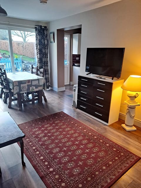 Communal lounge/ TV room, TV and multimedia, Living room, Seating area, Dining area, Evening entertainment