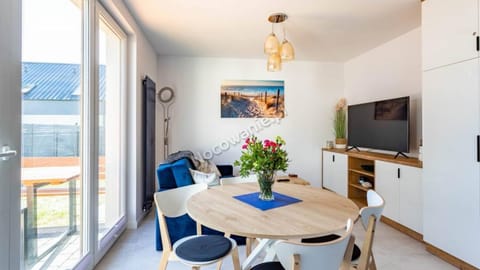 TV and multimedia, Living room, Dining area, Evening entertainment, Garden view