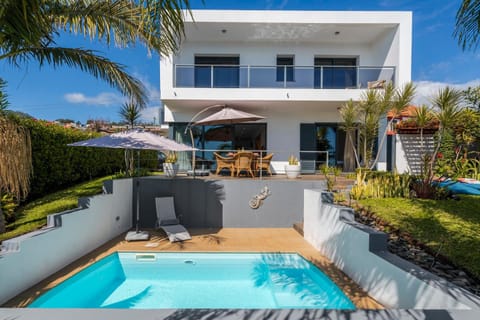 Property building, Natural landscape, Garden, Pool view, Swimming pool, sunbed